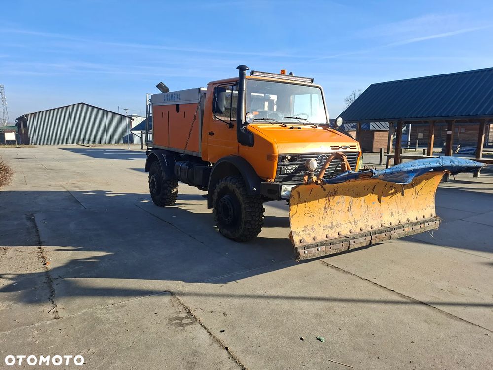 Mercedes-Benz Unimog - 4