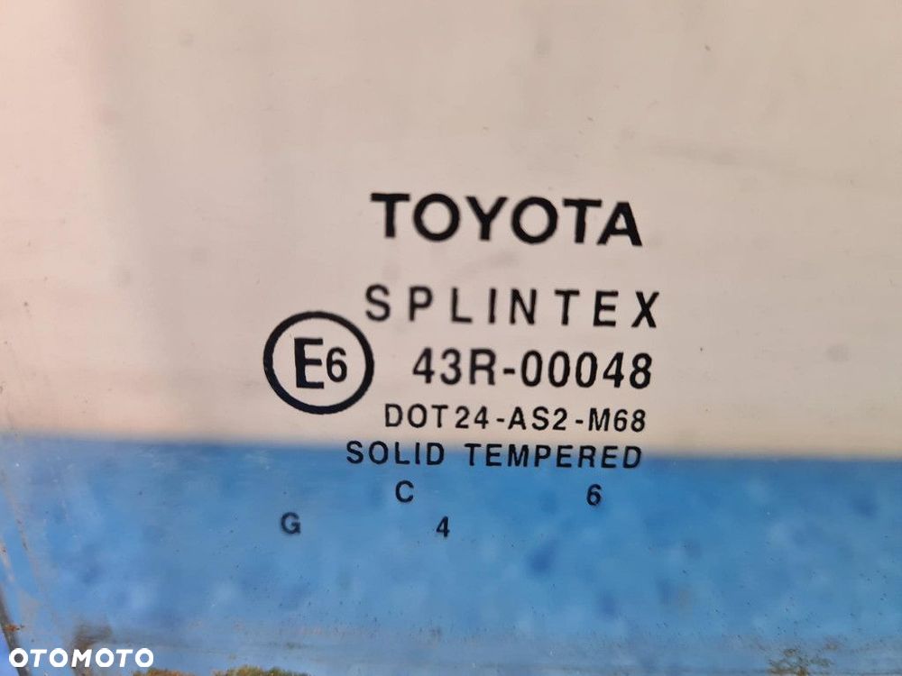 TOYOTA AVENSIS II T25 SZYBA DRZWI TYŁ PRAWA  6T1 - 2