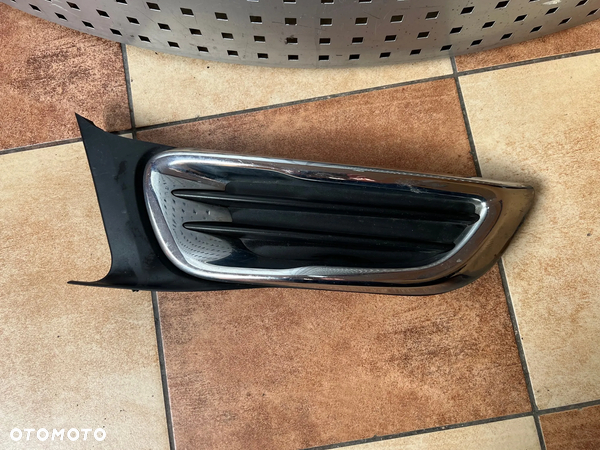 KRATKA RAMKA HALOGENU PRZÓD PRZEDNIA LEWA CHROM CITROEN C3 PICASSO 9682332477