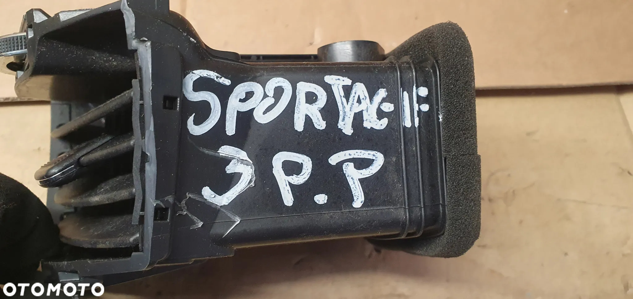 Kratka nawiewu powietrza prawy przód przednia prawa Kia Sportage III 97490-3W000 - 7