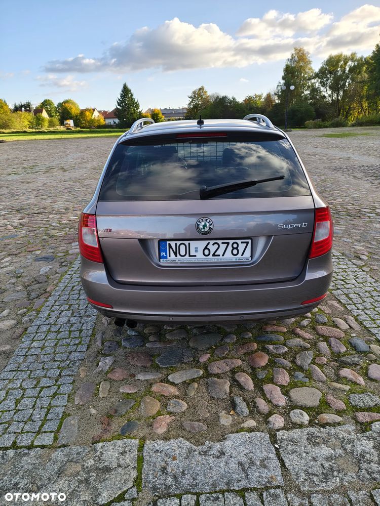 Skoda Superb 2009 photo 2