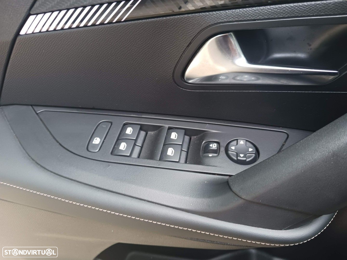 Peugeot 2008 1.2 PureTech Allure EAT8 - 22
