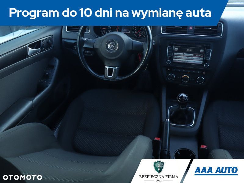 Volkswagen Jetta - 8