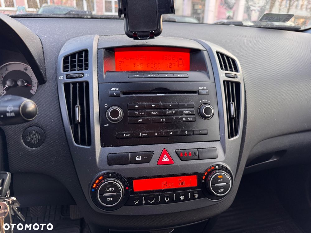 Kia Ceed 1.6 CRDi 90 Vision - 11