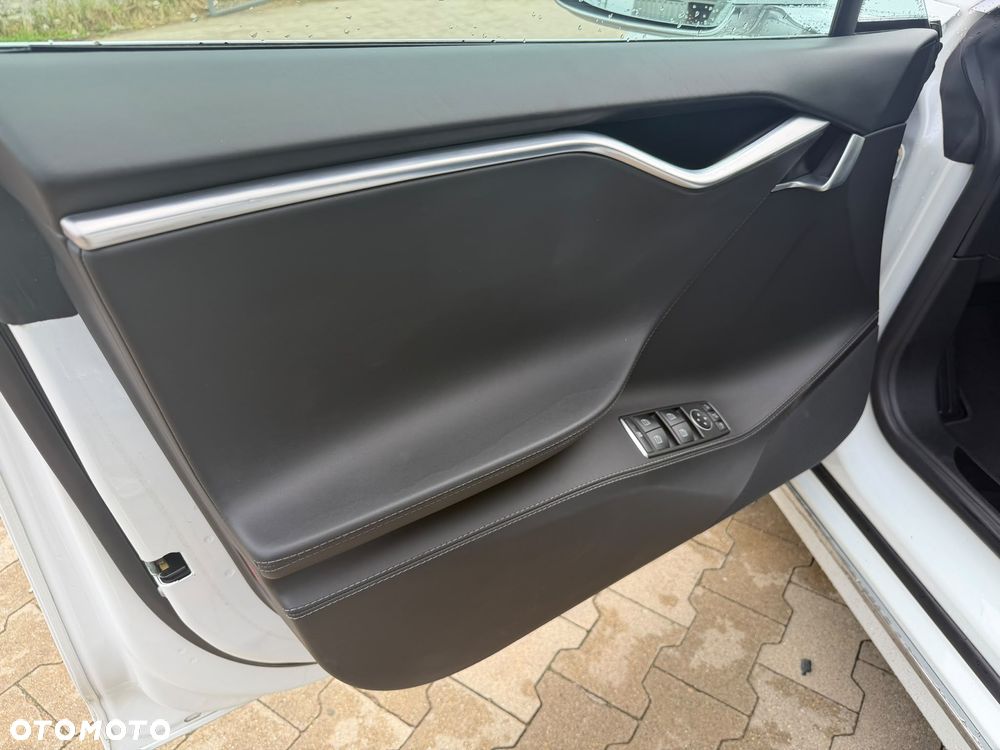 Tesla Model S - 11