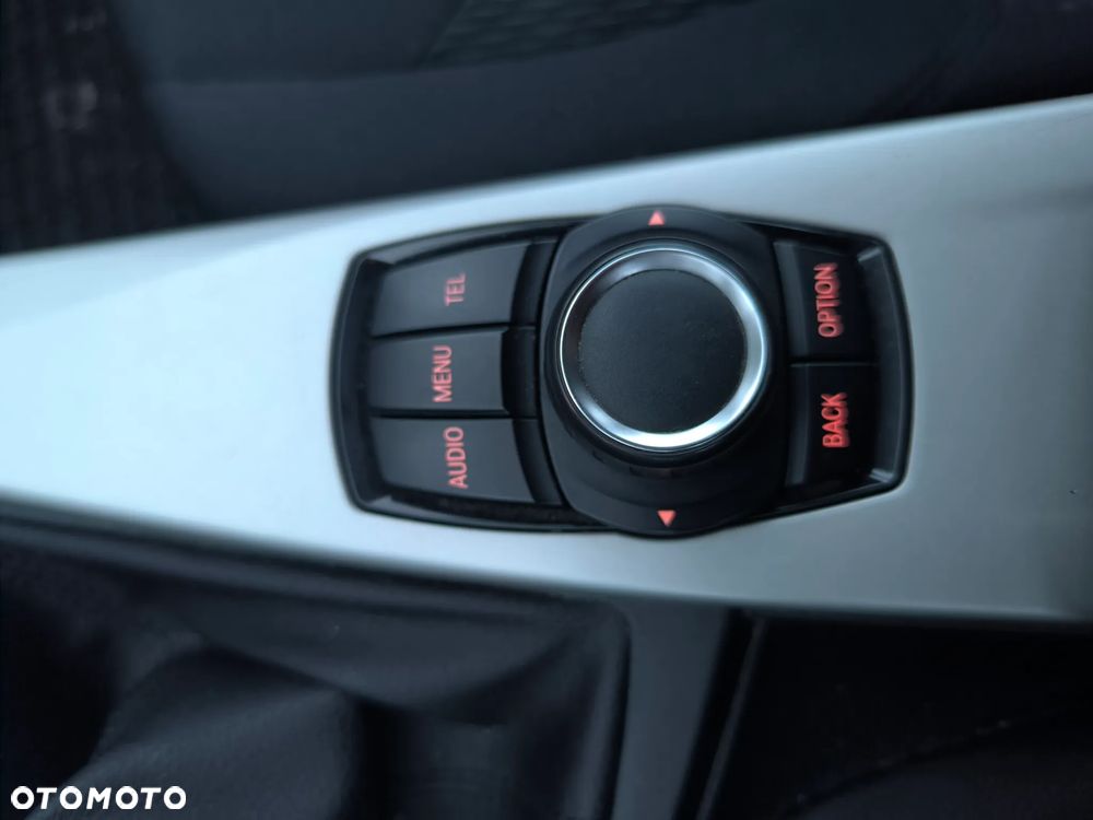 BMW Seria 3 318d xDrive - 15