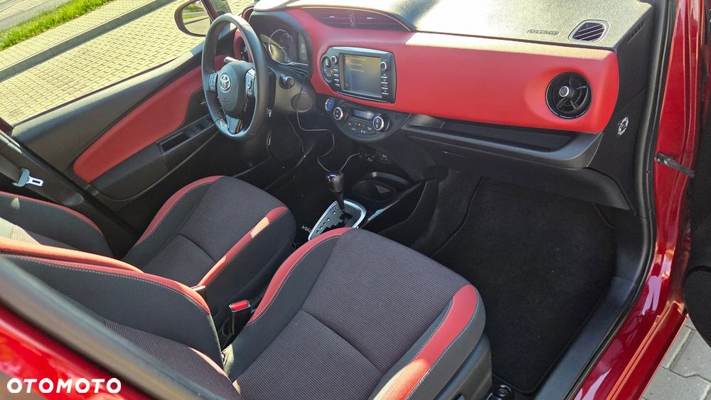 Toyota Yaris Hybrid 100 Selection - 19