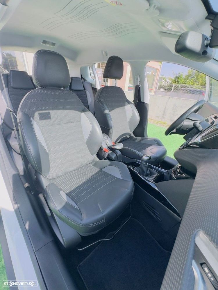 Peugeot 2008 1.2 PureTech Allure - 12