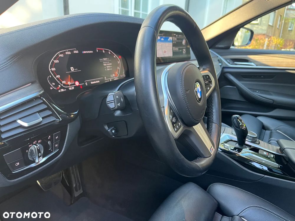 BMW Seria 5 M550i xDrive sport - 22