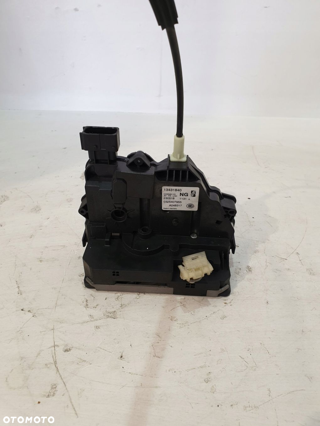 ZAMEK DRZWI PRAWY PRZÓD 13431840 OPEL CORSA E 18R 1.2B - 3
