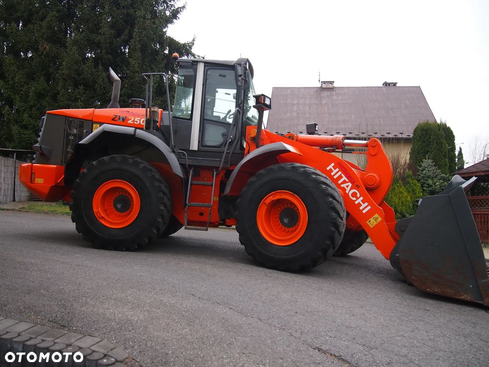 Ładowarka Hitachi ZW250 - 1