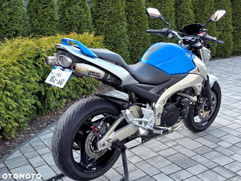 Suzuki GSR - 4
