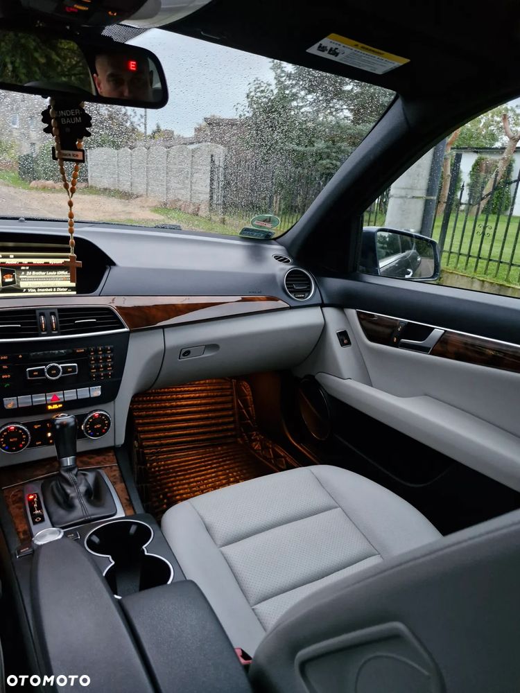 Mercedes-Benz Klasa C 250 CGI BlueEff Elegance - 31