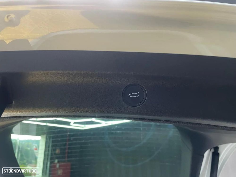 Tesla Model Y Long-Range RWD - 12