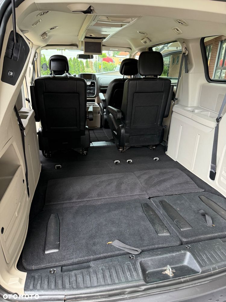 Chrysler Town & Country 3.6 Limited - 11