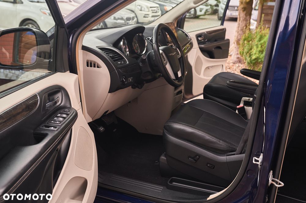 Chrysler Town & Country - 20