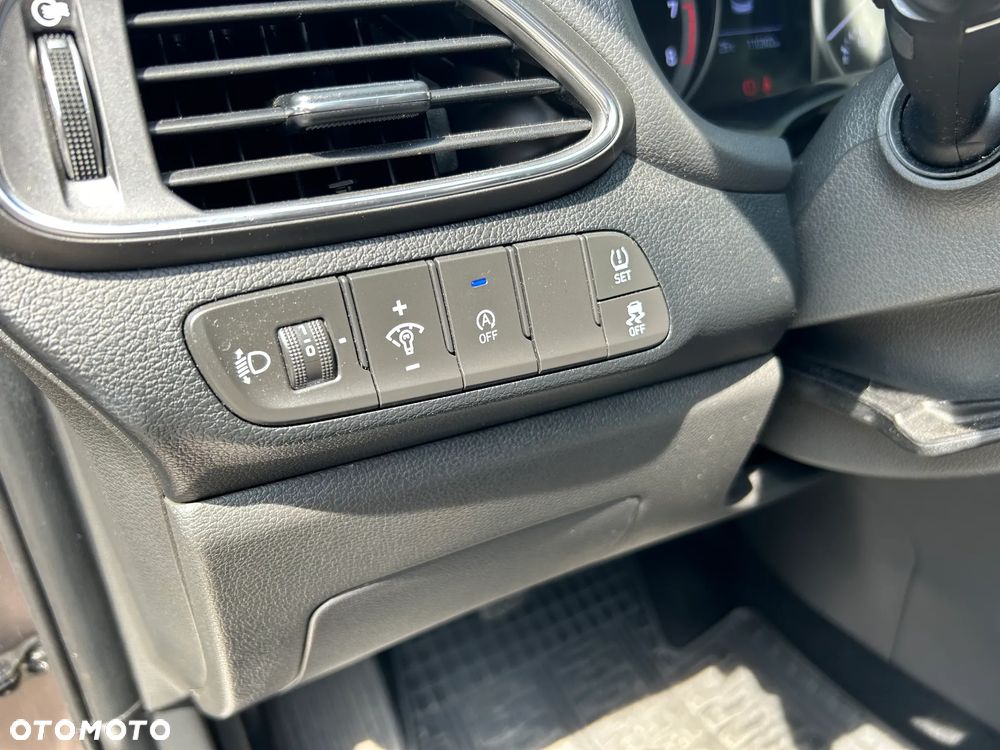 Hyundai i30 1.5 DPI Classic + - 9