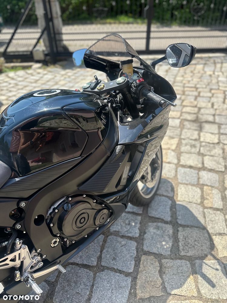 Suzuki GSR - 11