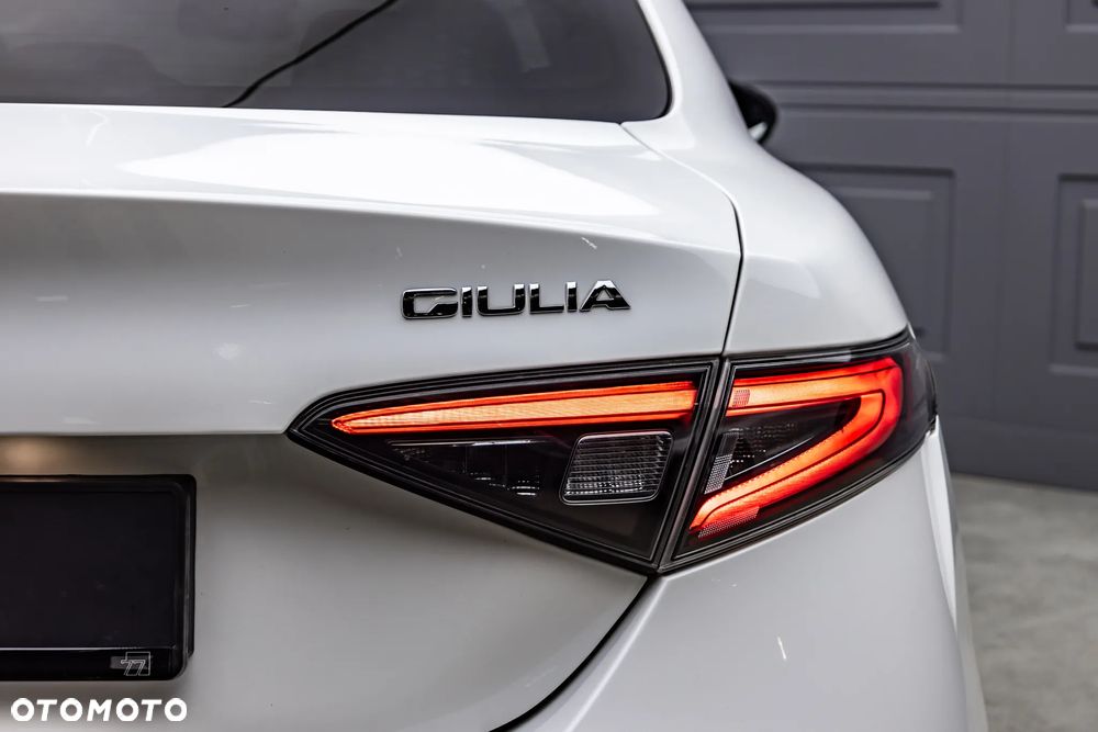 Alfa Romeo Giulia 2.0 Turbo 16V AT8-Q4 Veloce - 9