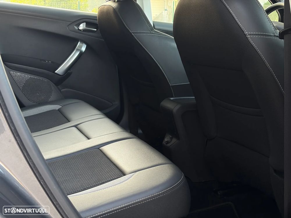 Peugeot 2008 1.2 PureTech Allure EAT6 - 28