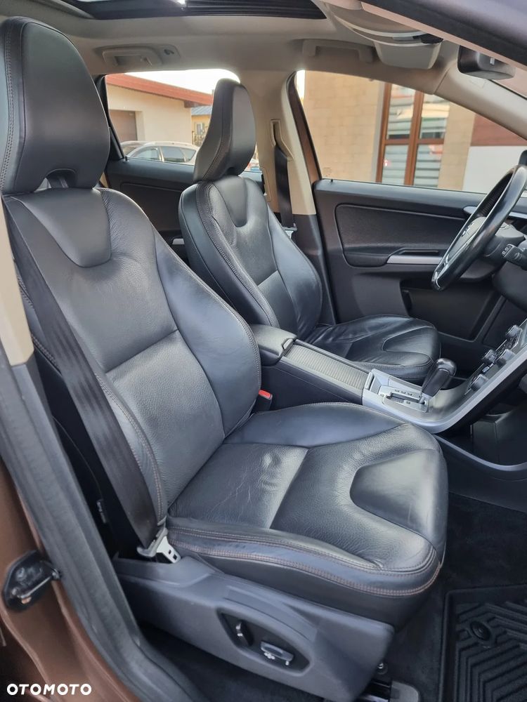 Volvo XC 60 D5 AWD - 22