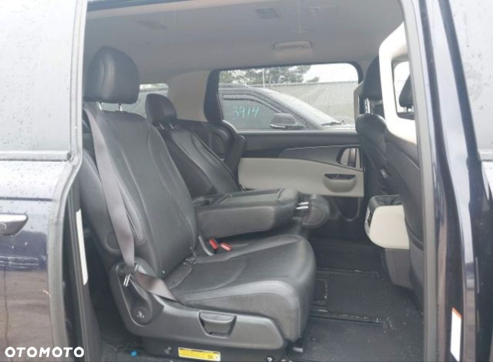 Kia Carnival - 10