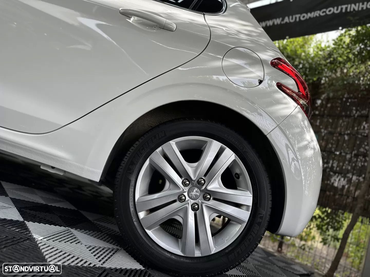 Peugeot 208 1.2 PureTech Allure EAT6 - 3