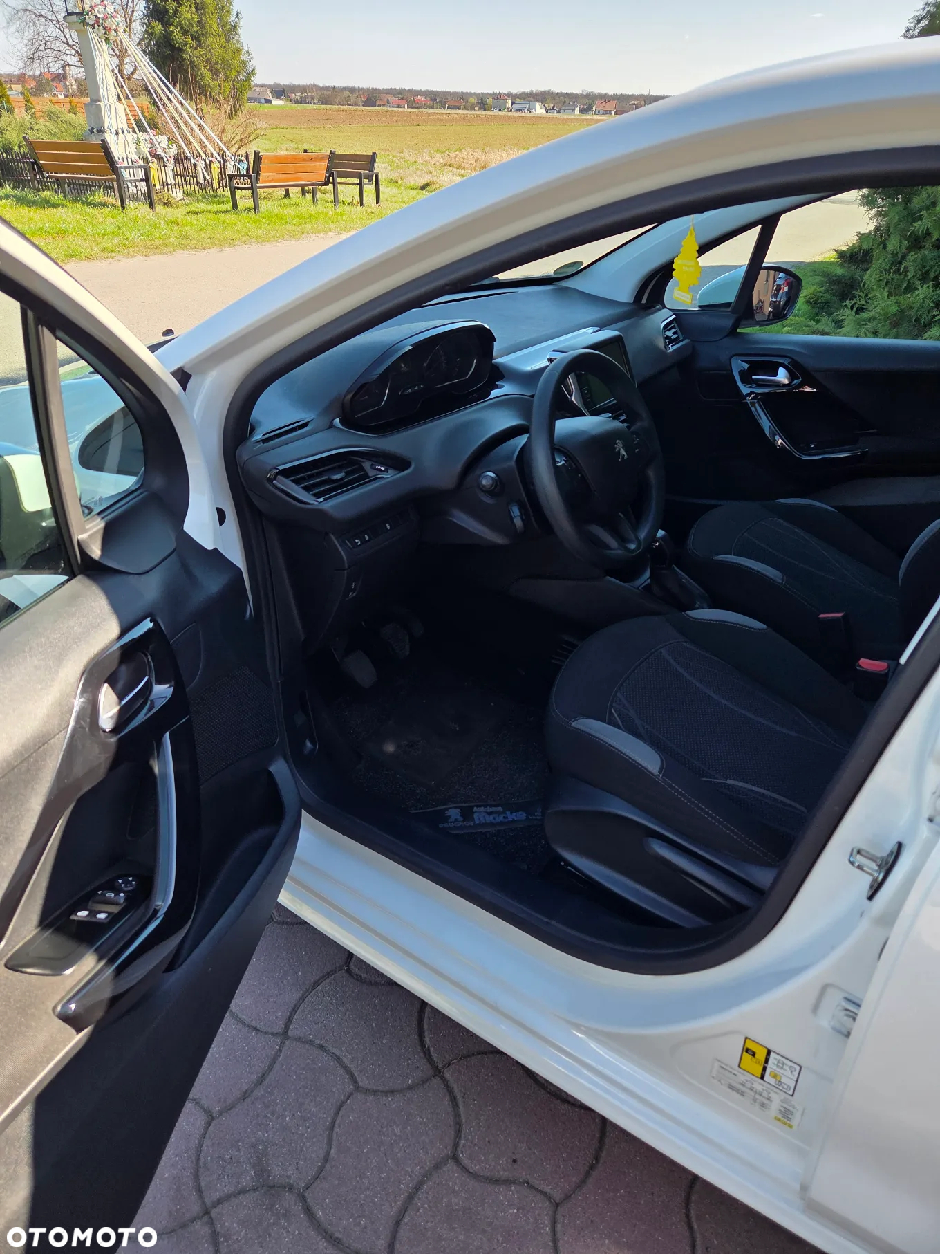 Peugeot 208 - 18