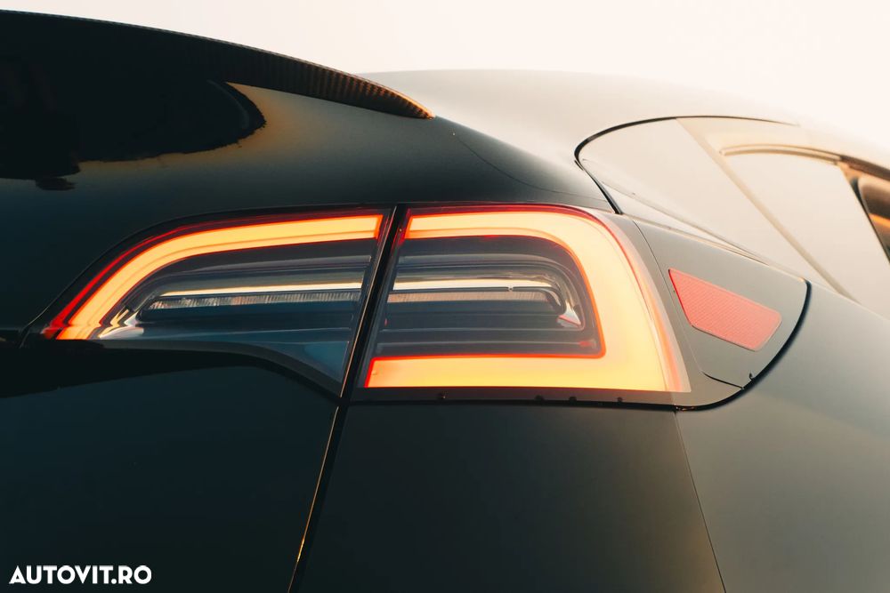 Tesla Model Y AWD Performance - 4