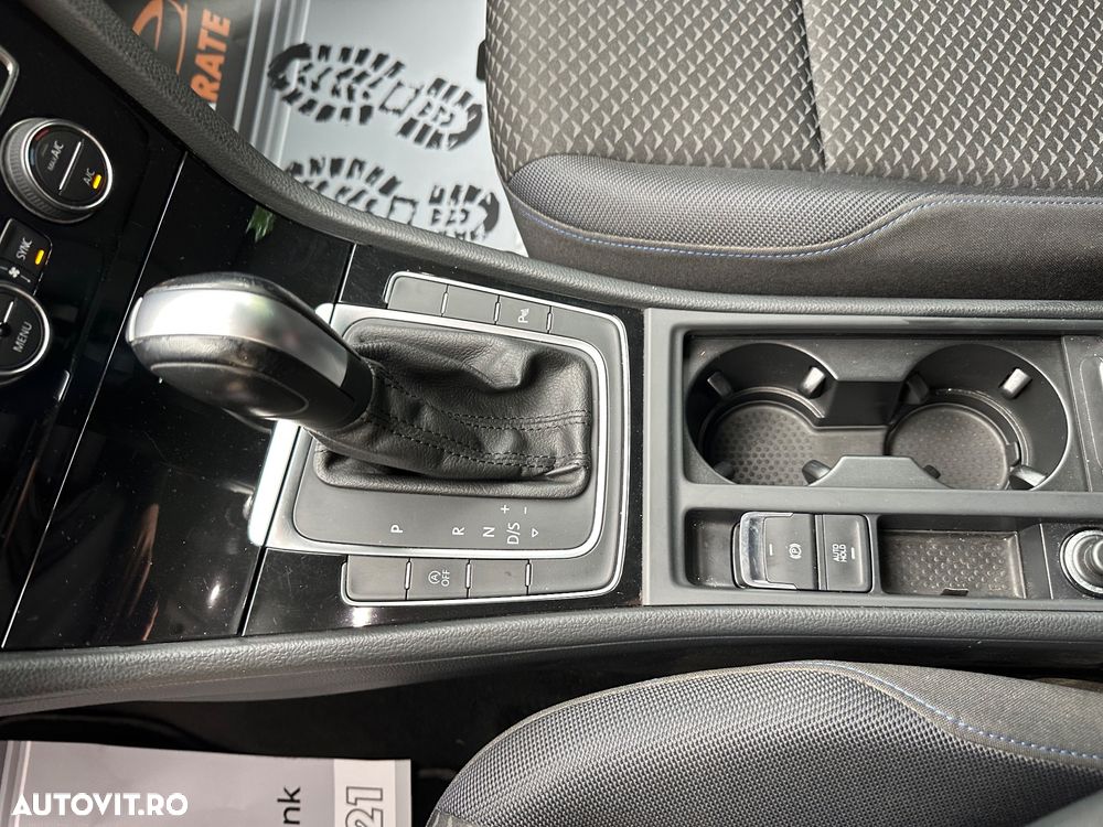 Volkswagen Golf - 22