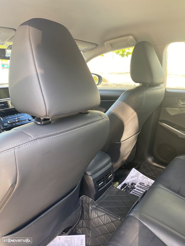 Lexus IS 300H - 15