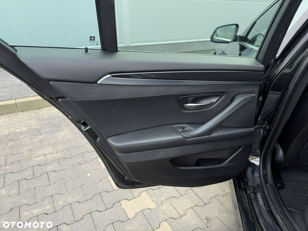 BMW Seria 5 525d Sport-Aut - 30