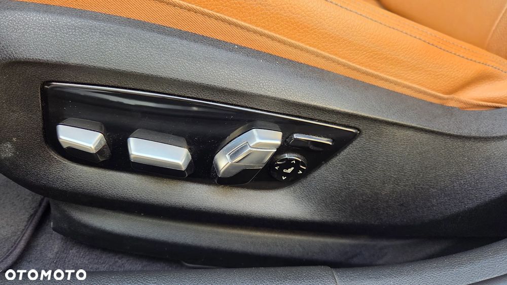 BMW Seria 5 M550i xDrive - 26