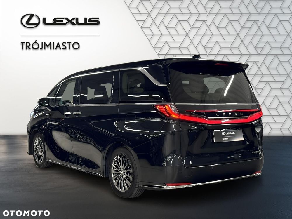 Lexus LM - 4