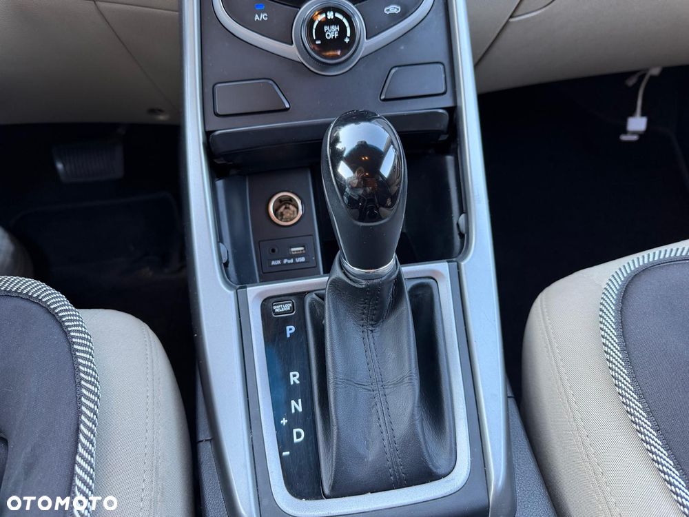 Hyundai Elantra 1.6 Comfort - 24