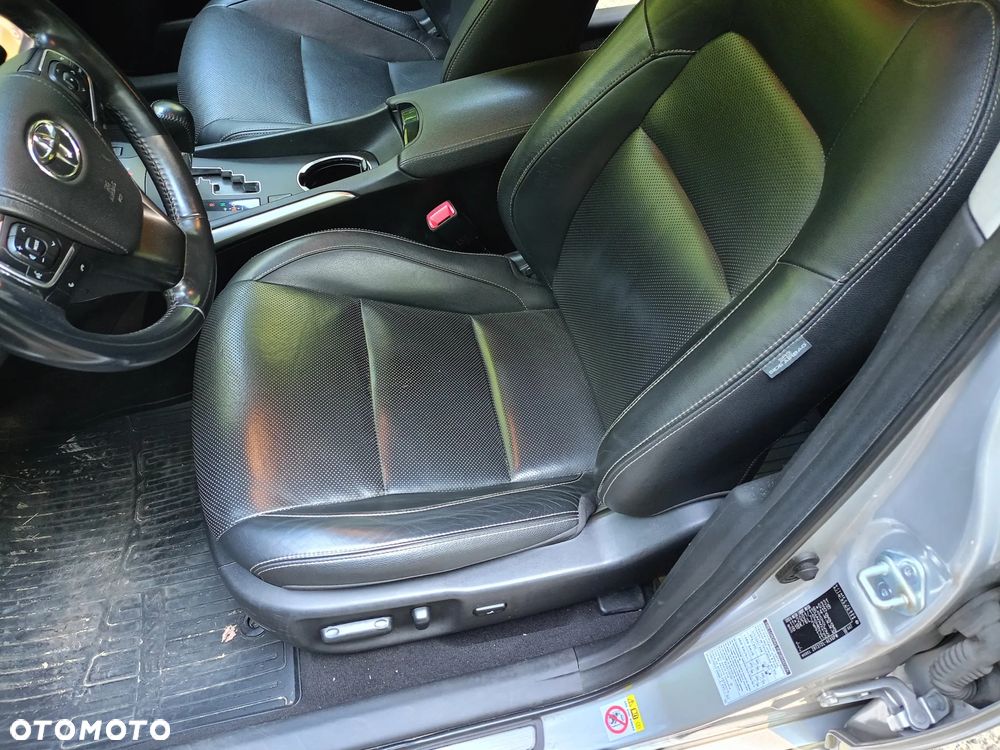 Toyota Avensis 2.0 Premium MS - 16