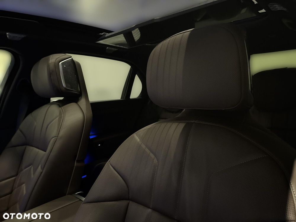 BMW i7 - 12
