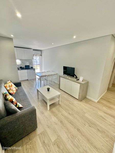 T2 renovado e mobilado com piscina - Grande imagem: 2/9
