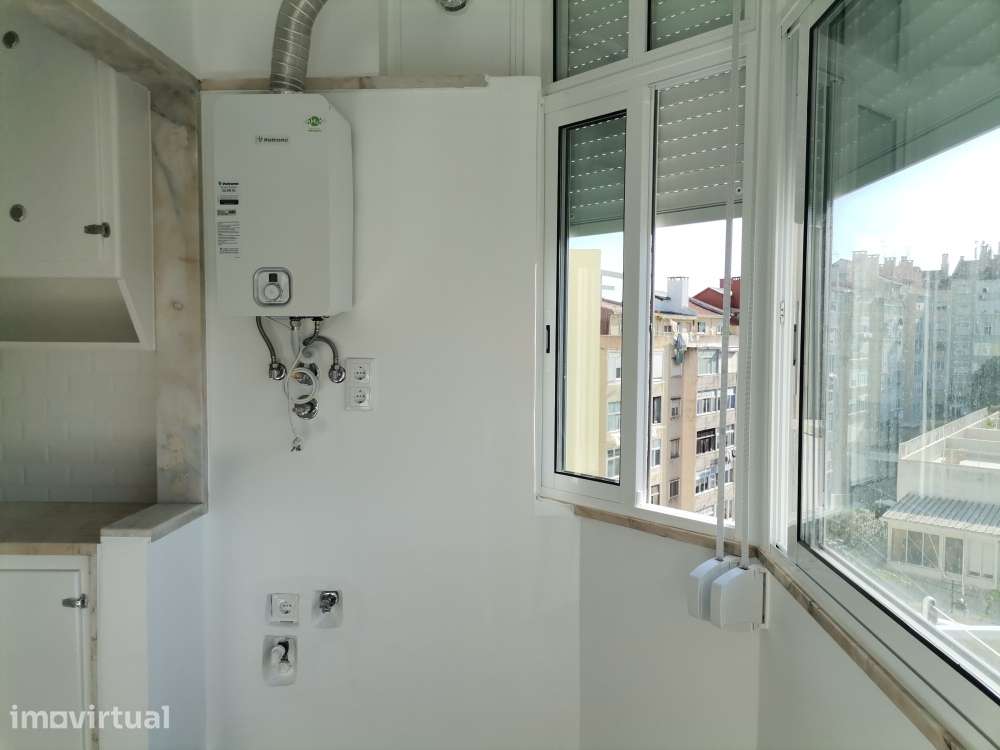 LISBOA- T2 na Ajuda com varanda e elevador - Grande imagem: 5/13