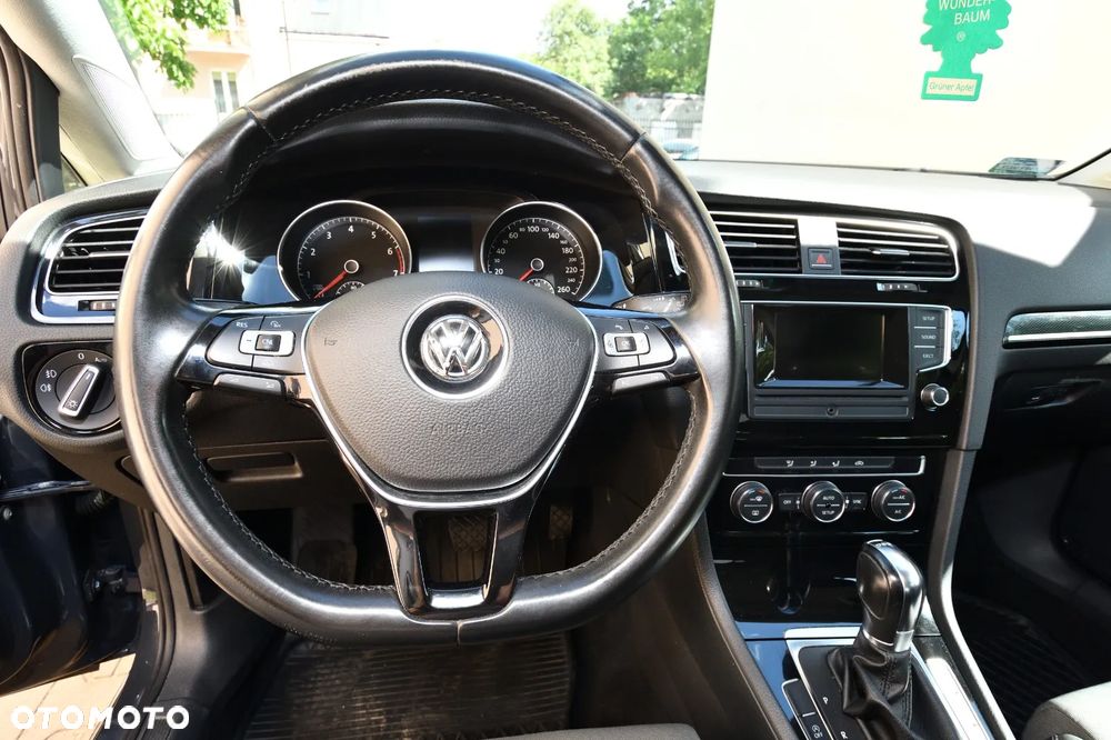 Volkswagen Golf - 22