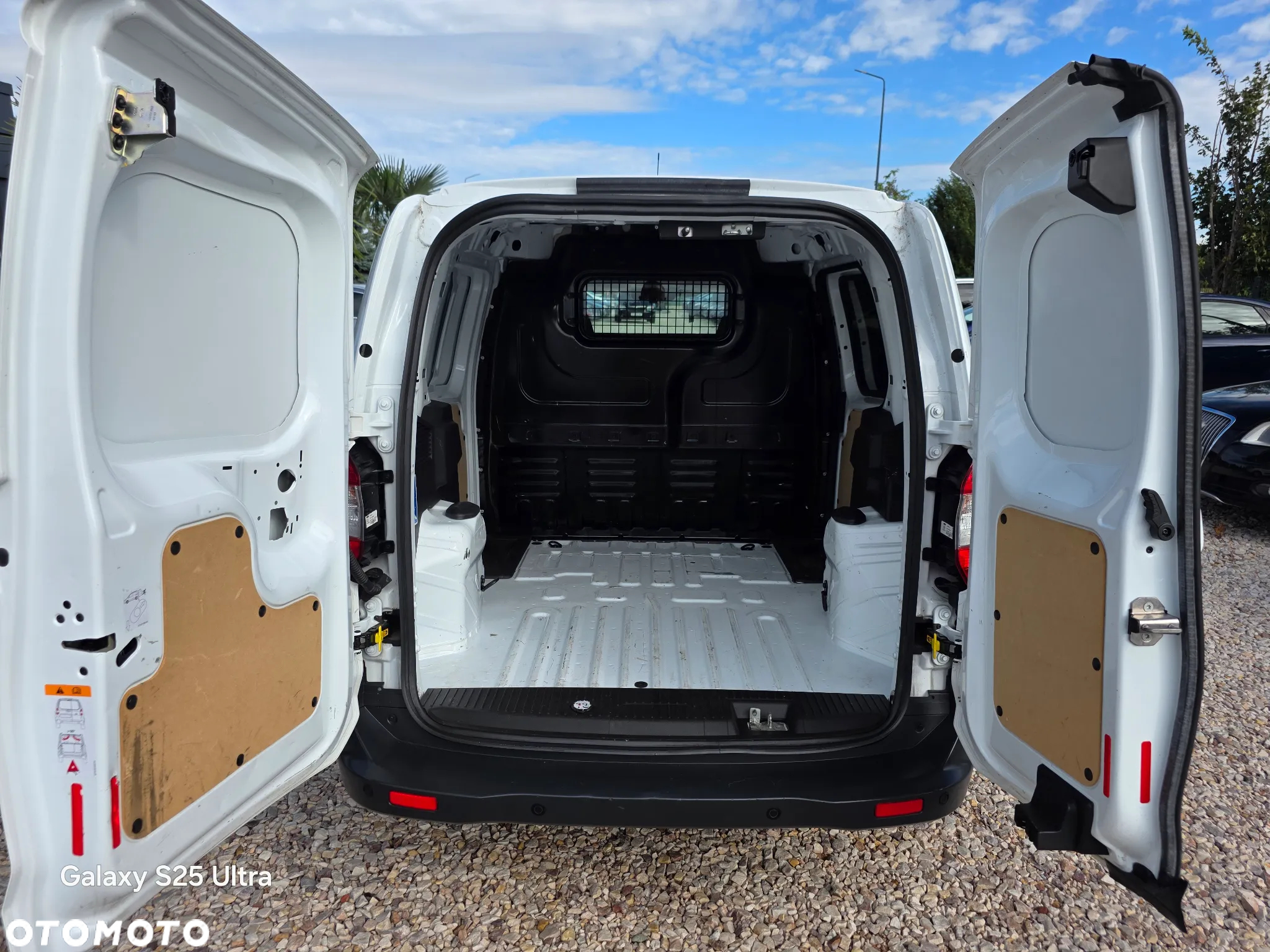 Ford Transit Courier - 32