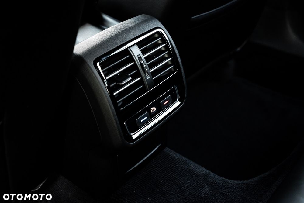 Volkswagen Passat Variant 2.0 TDI SCR 4Motion DSG Highline - 22