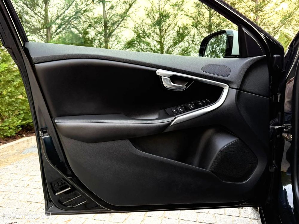 Volvo V40 D2 R Design - 10