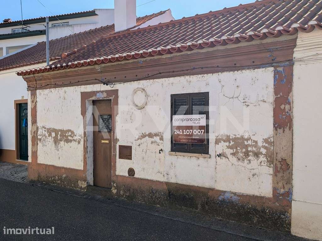 Moradia térrea com potencial no centro do Pego Abrantes - Grande imagem: 2/13