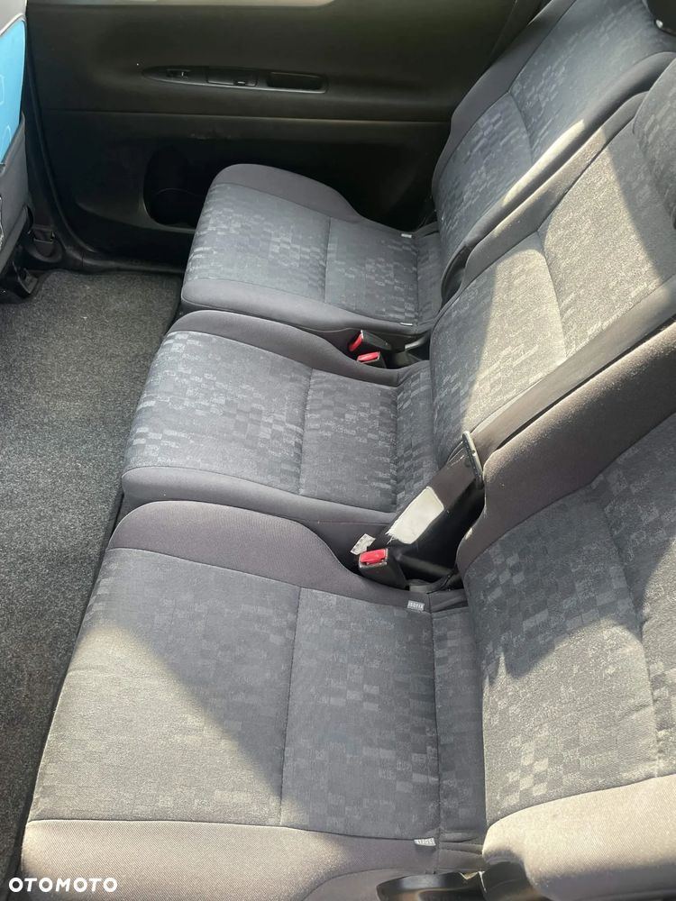Toyota Avensis Verso D-4D - 16