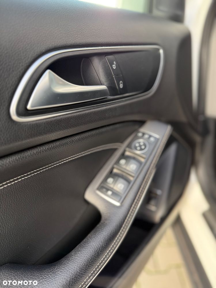 Mercedes-Benz GLA 200 7G-DCT Urban - 14