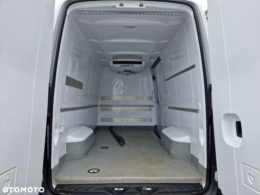 Mercedes-Benz Sprinter - 16