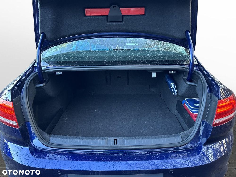 Volkswagen Passat - 13