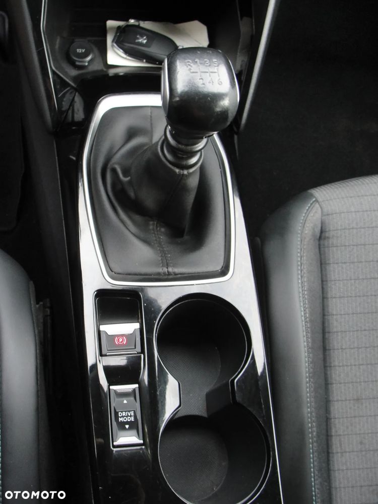 Peugeot 2008 1.2 Pure Tech Allure S&S - 12