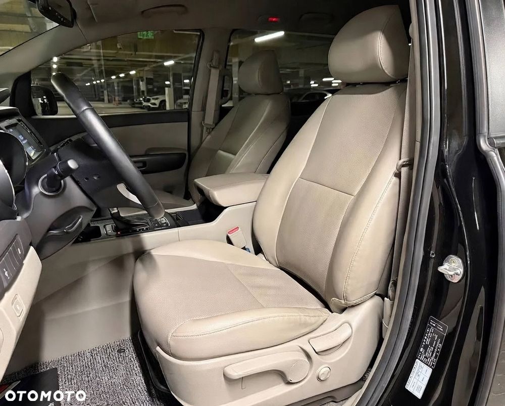 Kia Carnival - 7